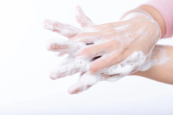 Close Mulher Lavar Mãos Com Sabão Fundo Branco Conceito Cuidados — Fotografia de Stock