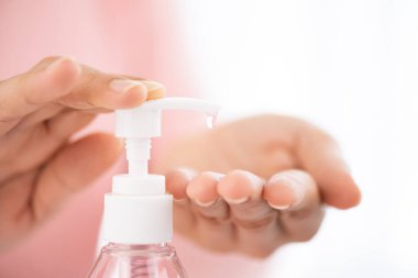 Coronavirus hastalığını (COVID-19) önlemek için çamaşır yıkama jeli pompası kullanan kadın elleri. Sağlık ve dezenfeksiyon konsepti.