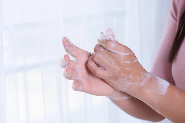 Closeup Vrouw Wassen Handen Met Zeep Witte Achtergrond Voor Preventie — Stockfoto