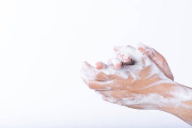 Yakın plan kadın, beyaz arka planda sabunla ellerini yıkıyor. Sağlık ve dezenfeksiyon konsepti.