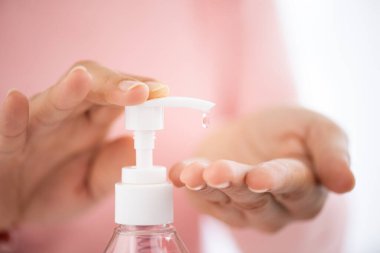 Coronavirus hastalığını (COVID-19) önlemek için çamaşır yıkama jeli pompası kullanan kadın elleri. Sağlık ve dezenfeksiyon konsepti.
