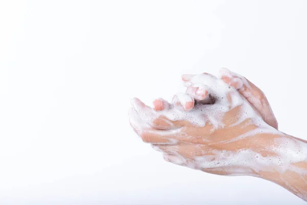 Close Mulher Lavar Mãos Com Sabão Fundo Branco Conceito Cuidados — Fotografia de Stock