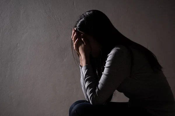 Üzgün Kadın Yüzünü Kapat Ağla Karanlık Bir Odada Yalnız Oturan — Stok fotoğraf