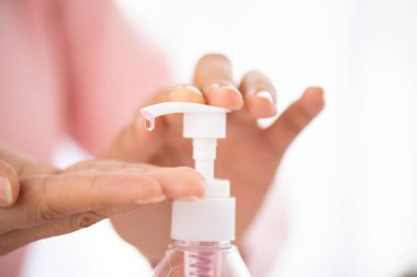 Coronavirus hastalığını (COVID-19) önlemek için çamaşır yıkama jeli pompası kullanan kadın elleri. Sağlık ve dezenfeksiyon konsepti.