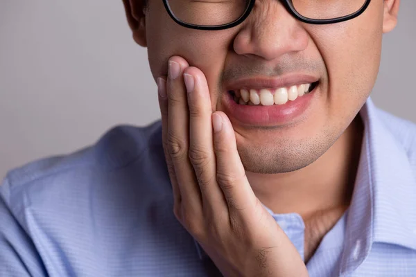 敏感な歯や歯痛を持つ若いアジア人男性 医療の概念 — ストック写真