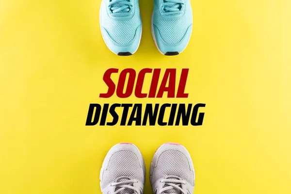 Concepto Distanciamiento Social Zapatos Con Regla Sobre Fondo Verde Pastel —  Fotos de Stock