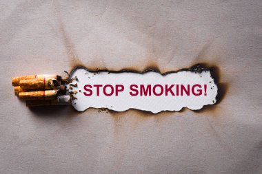 Dünya Tütünsüz Günü konsepti, 31 Mayıs. Esmer arka planda kırık sigarayla sigara içilmez..