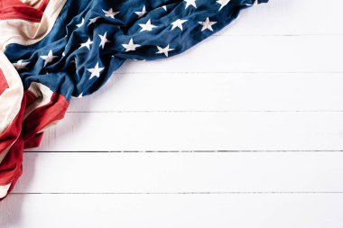 Anma Günün kutlu olsun, 25 Mayıs. Beyaz ahşap arka plana karşı Amerikan bayrakları. Kopyalama alanı olan düz.
