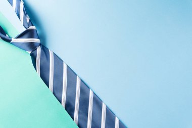 Mavi kravatlı Babalar Günü konseptin kutlu olsun ve parlak pastel arka planda 