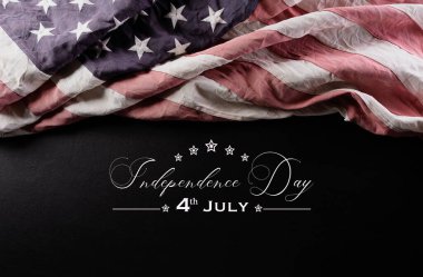 Bağımsızlık Gününüz kutlu olsun. Siyah arka planda Amerikan bayrakları. 4 Temmuz.