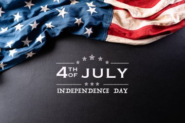 Bağımsızlık Gününüz kutlu olsun. Siyah arka planda Amerikan bayrakları. 4 Temmuz.