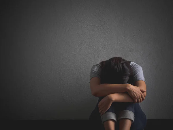 Femme Triste Etreindre Son Genou Et Pleurer Triste Femme Assise Seule Dans Une Piece Vide Le Chagrin Perte Stock Photo