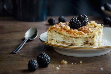 pasta üzerinde bir plaka üzerinde bir ahşap masa kaşık Kupası kase çilek lokma ile böğürtlen ile