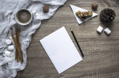 ahşap bir arka plan üzerinde bir yaprak ve bir kalem Lokum ve şekerleme, lokum yapılan erimiş bir kardan adam bir kupa kakao ile yatıyor yazmak