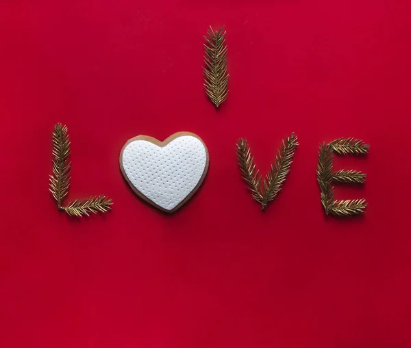 Op een rode achtergrond het opschrift ik hou in plaats van de letter over cookies in de vorm van een hart — Stockfoto