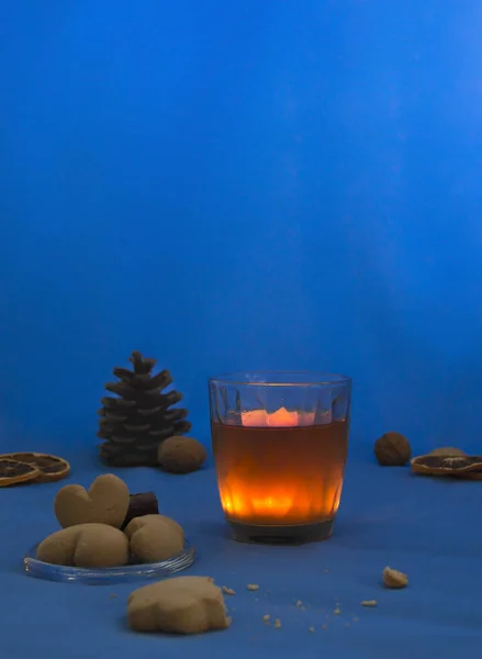 Kopp te med citron på en blå bakgrund natt bok cookie ljus hjärta — Stockfoto