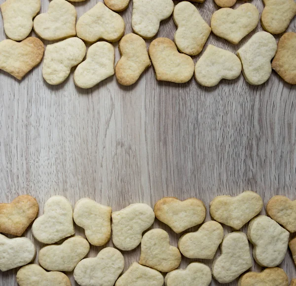 Op een houten achtergrond liggen boven- en onderkant cookies peperkoek zand gember harten — Stockfoto