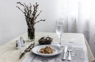 bir tabak sebze ile tablo peçeteye yeşil soğan cam çatal bıçak ve Söğüt dalları bir Bıldırcın yumurta tuz biber ile güveç 