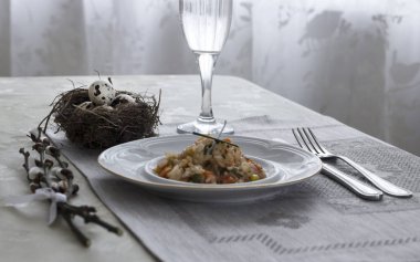 bir tabak sebze ile tablo peçeteye yeşil soğan cam çatal bıçak ve Söğüt dalları bir Bıldırcın yumurta tuz biber ile güveç