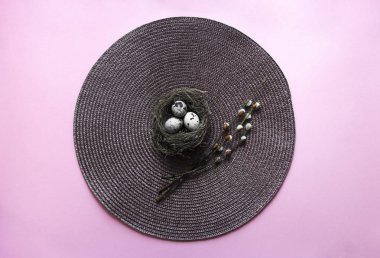 Bıldırcın yumurta yuva söğüt dallarında çiçek açmış bir pembe peçete kahverengi yuvarlak 