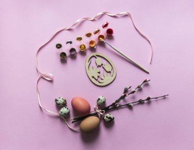 bir pembe, söğüt dalları çiçek yumurta bıldırcın tavuk kırmızı boyalı şerit oval boya fırça kütük çiçek yukarıda görüntüle.