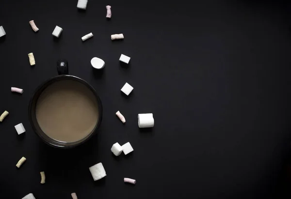 Siyah kahve ve süt şekerleme ve şeker ile siyah koyu arka plan fincan üzerinde yatay vinyet etkisi — Stok fotoğraf