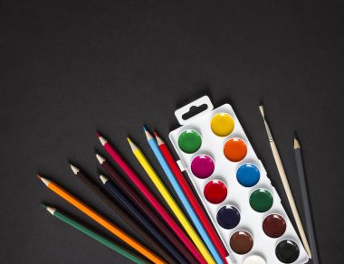 bir koyu boya arka plan fırça kalemler renkli yatay en iyi görünüm düz knolling lay