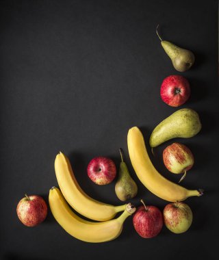 bir koyu siyah arka plan kırmızı sarı elma armut muz karede görünümü yukarıdaki düz dikey yatıyordu 