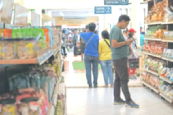 Foto borrosa del hombre asiático la elección de productos —  Fotos de Stock