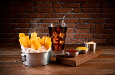 Porsiyon kızarmış Polenta - Geleneksel Brezilya yemeği mayonez, ketçap, hardal ve soda