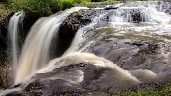 çok güzel bir şelale, bir nehir, bir yakın düşen su 