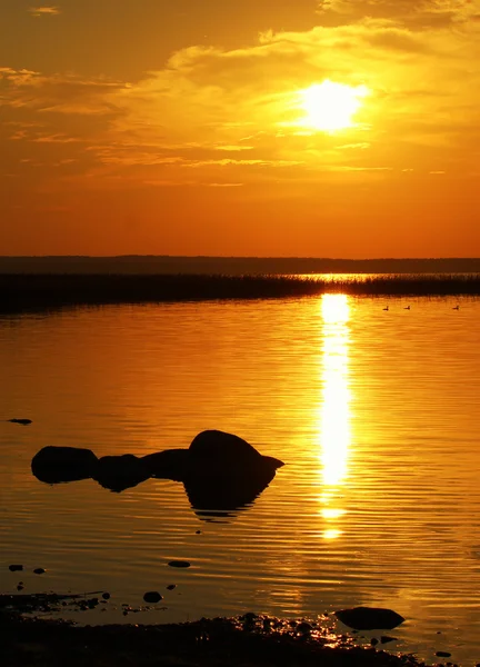 湖の水美しい夕日水平線の石の反射透明 — ストック写真