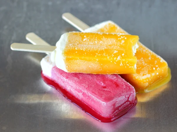 dondurma şerbeti ahududu çilek mango ferahlatıcı rengarenk parlak