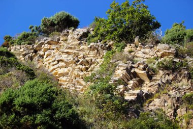 Mavi gökyüzünün arka planında güzel katmanlı uçurumlar. Yumuşak odak.