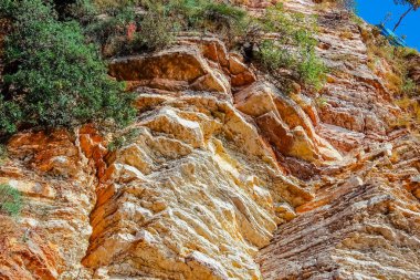 Mavi gökyüzünün arka planında güzel katmanlı uçurumlar. Yumuşak odak.