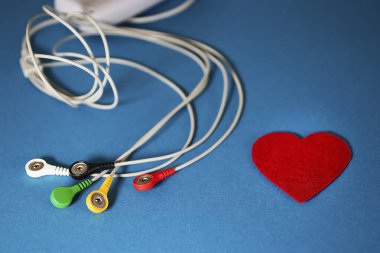 Holter izleme cihazı mavi arkaplanda. Yumuşak odak.