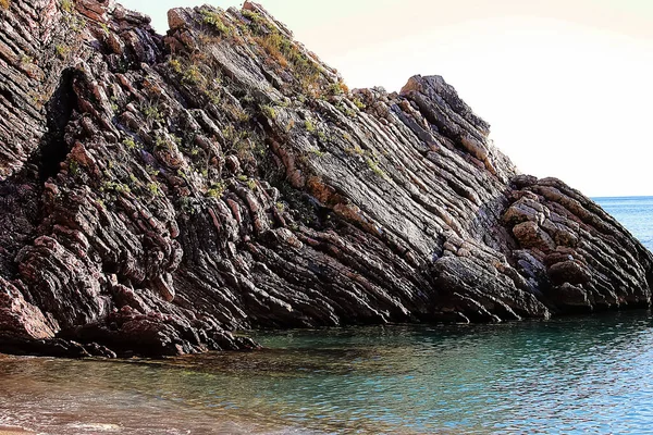 青い海を背景にした美しい積層崖 — ストック写真