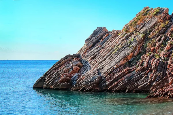 Belles Falaises Stratifiées Sur Fond Mer Bleue — Photo