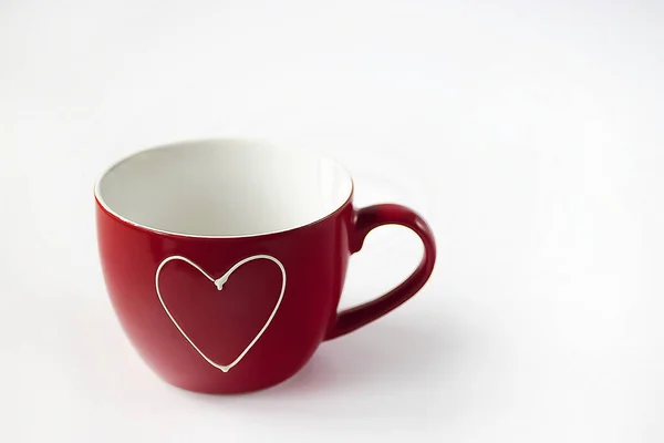 Rote Tasse Mit Weißem Herz Auf Weißem Hintergrund Weicher Fokus — Stockfoto