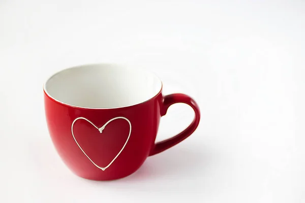 Taza Roja Con Corazón Blanco Sobre Fondo Blanco Enfoque Suave — Foto de Stock