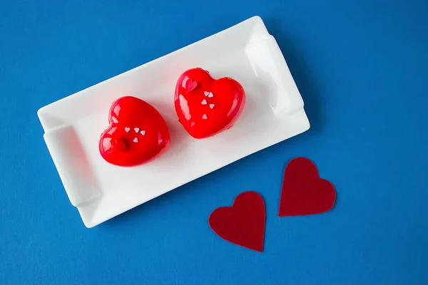 Dois Bolos Mousse Forma Coração Vermelho Uma Chapa Branca Dois — Fotografia de Stock