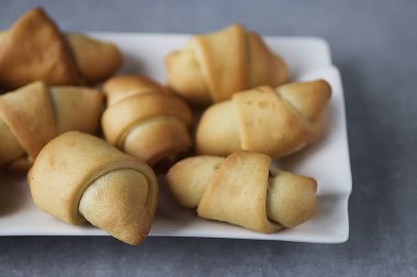 Ev yapımı pişirme. Beyaz bir tabakta reçelli bukleler. Yakın plan. Yumuşak odak.