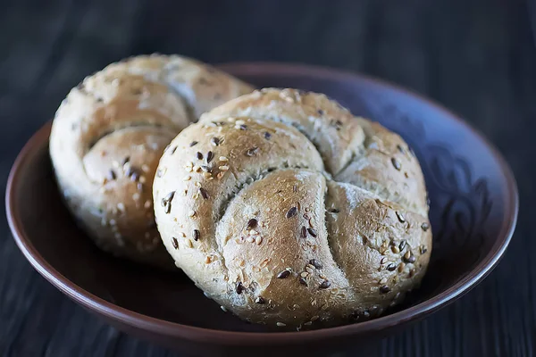 Két Multigrain Zsemle Szezámmaggal Lenmaggal Egy Barna Tányéron Lágy Fókusz — Stock Fotó