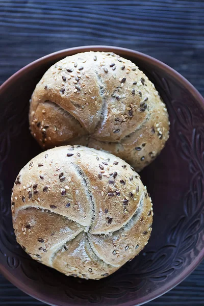 Twee Meergranen Broodjes Met Sesamzaad Lijnzaad Een Bruin Bord Zachte — Stockfoto
