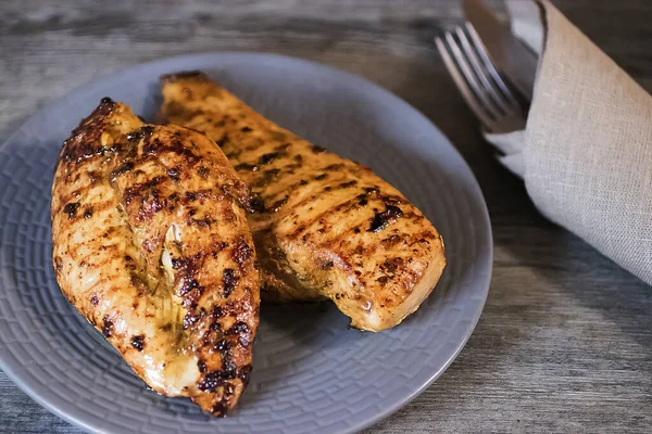 Filet Poulet Grillé Sur Une Assiette Grise Gros Plan Concentration — Photo