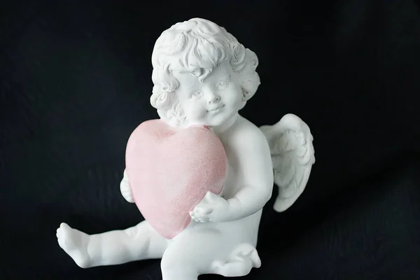 Белый Ангел Розовым Сердцем Руках Черном Фоне Мягкий Фокус — стоковое фото