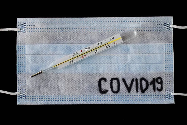 Maschera Medica Monouso Termometro Sfondo Nero Concetto Coronavirus Covid Concentrazione — Foto Stock
