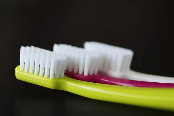 Brosses Dents Lumineuses Gros Plan Sur Fond Noir Concentration Douce — Photo