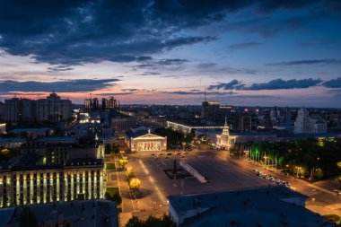 Gece versite, çatı görünümünden