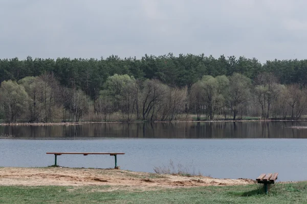 göl kıyısında banklar